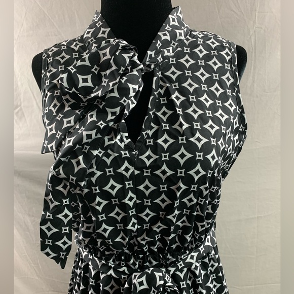 Black/White Print Ruffle Hem Belted Dress - Picture 7 of 10